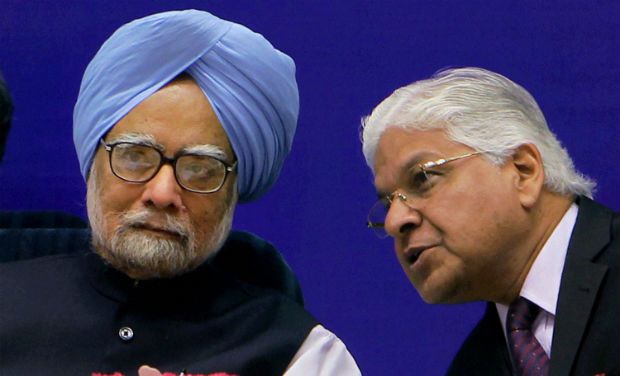Law minister Ashwani Kumar whispers into the ears of PM Manmohan Singh: discussing resignation, kya?