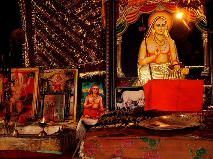 Inside Adi Shankara`s Gufa at Shankaracharya Temple (Srinagar, Jammu and Kashmir) (Photo: DIvya Gupta/Creative Commons))