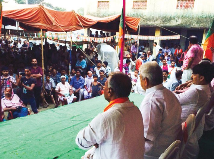 BJP leaders addressing a sabha in Ramdiri village, Begusarai district.