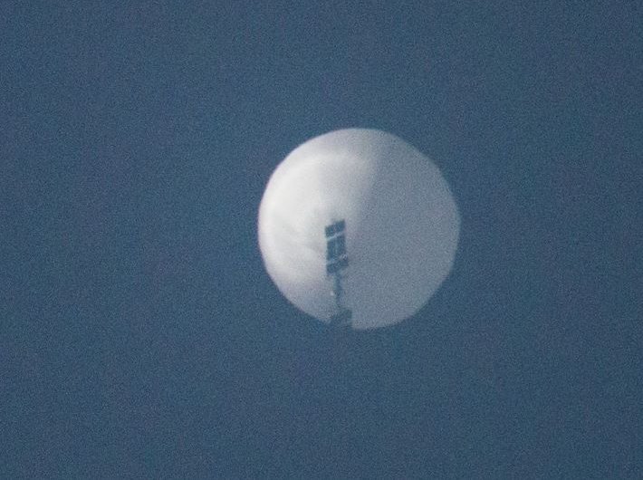 The image of a Chinese surveillance balloon, taken by Billings, Montana resident Chase Doak on February 1 (via WikiMedia Commons)