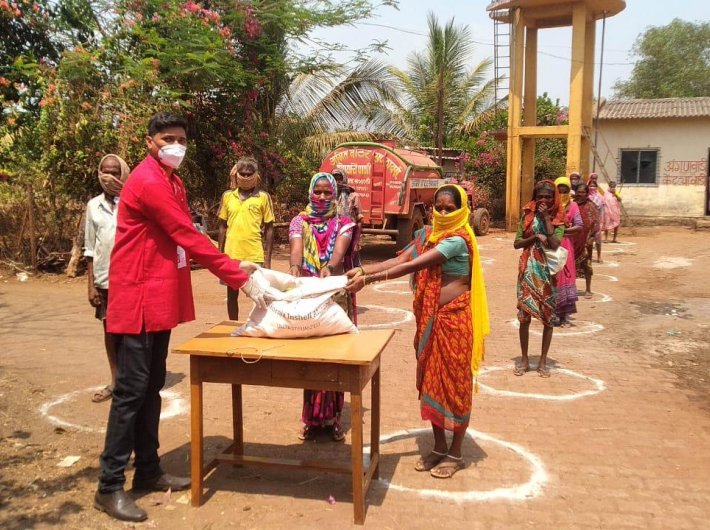 Swades volunteers distribute ration kits in tribal hamlets of Maharashtra during the pandemic (Photo courtesy: Swades Foundation) 