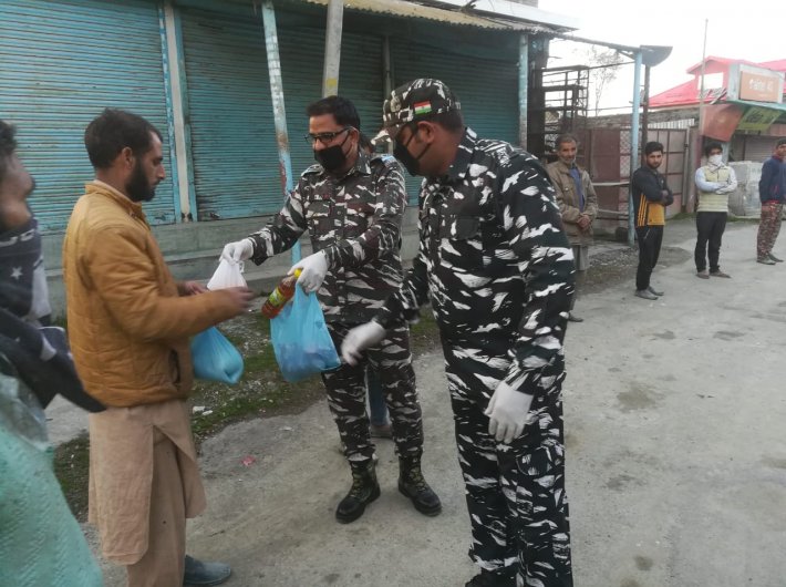 CRPF men distributing essential items in Baramulla of Kashmir during the lockdown. (File photo @PIB_India)