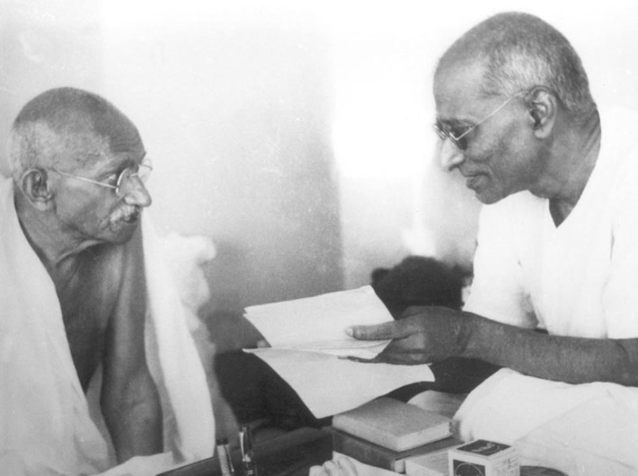 Rajaji with the Mahatma during the Gandhi-Jinnah talks, Mumbai, September 1944. (Photo Courtesy: gandhiserve.org via Wikimedia Commons)