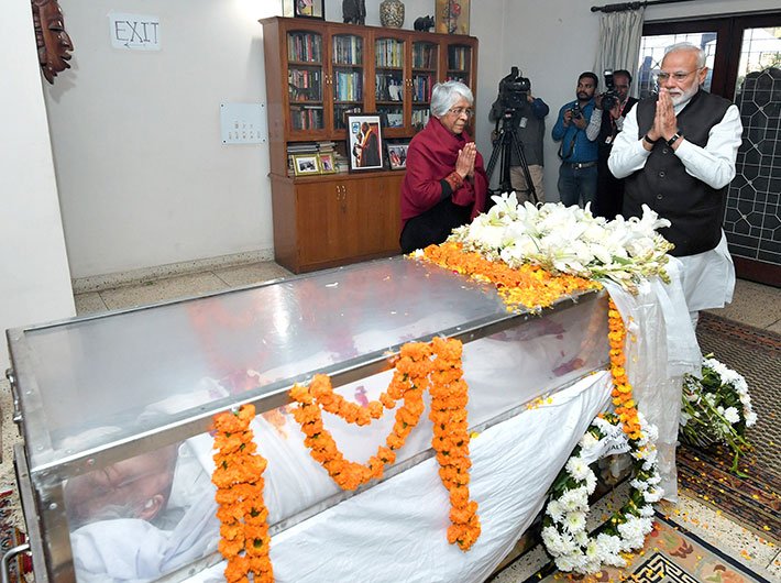 PM Modi paying tributes to the former defence minister, George Fernandes, in New Delhi on January 29