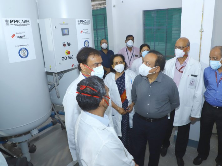 Health minister Dr. Harsh Vardhan inspecting the newly installed oxygen plant and the construction progress of new prefabricated COVID Blocks, at Safdarjung Hospital, in New Delhi on Wednesday