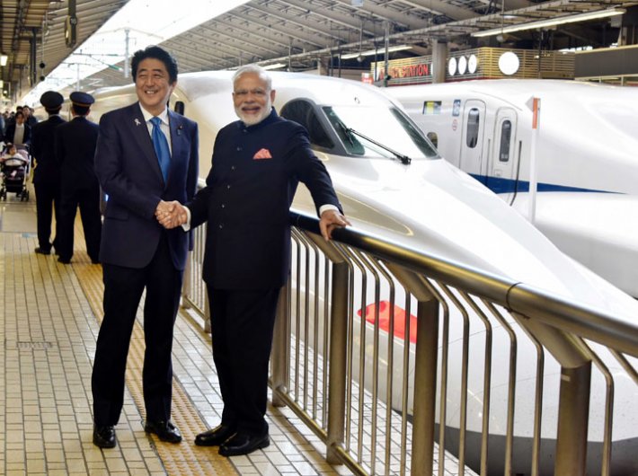Prime minister Narendra Modi and his Japanese counterpart Shinzo Abe standing next to a bullet train at Tokyo station