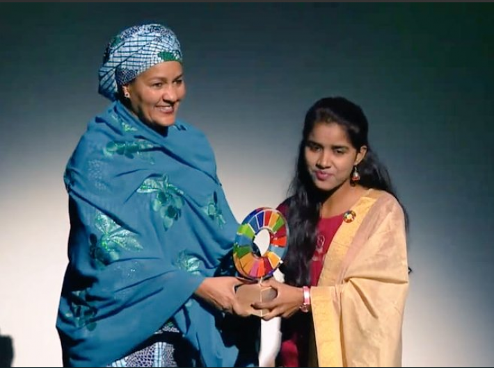 Payal Jangid receives the award (photo courtesy: @k_satyarthi)