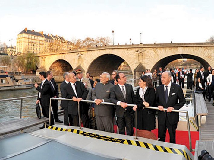 PM Modi and French president Francois Hollande during a boat ride on La Seine, in Paris on April 10