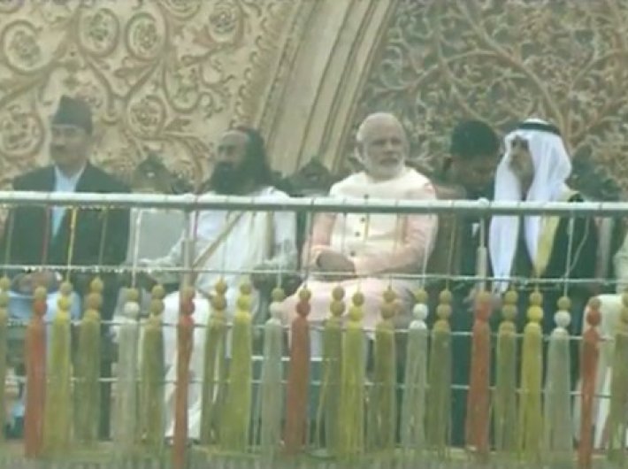 Sri Sri Ravishankar and PM Narendra Modi at the inaugation of the World Culture Festival