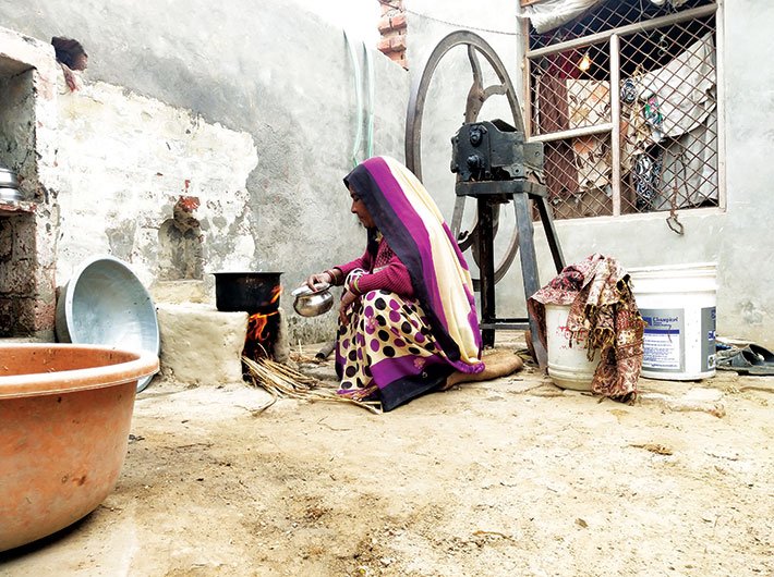 An Ujjwala beneficiary from Asafpur Nagalia village who went back to using conventional fuel for cooking due to high refill cost of LPG cylinder (Photos: Vishwas Dass)