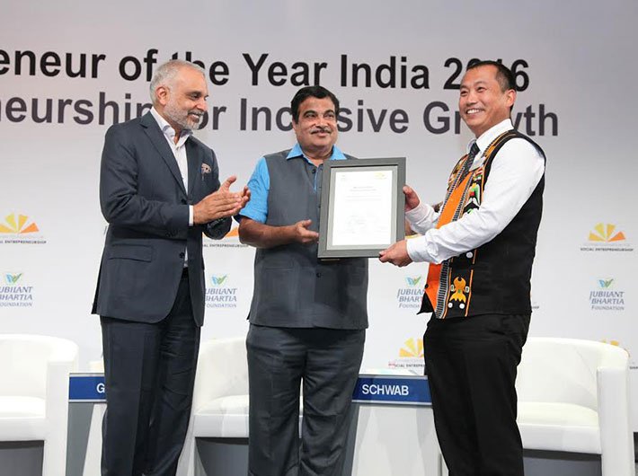 Neichute Doulo getting felicitated by Hari S Bhartia of Jubilant Bhartia Group and union minister Nitin Gadkari