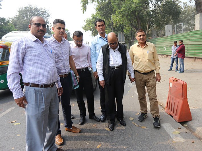 Vikram Kothari with CBI officials at Patiala Court (Photo by Arun Kumar)