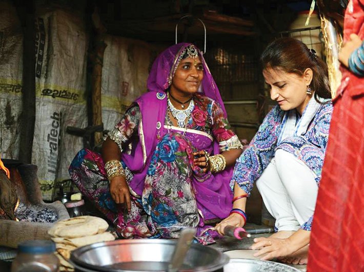Zahida Shabnam helping women of the Gadiya Lohar community prepare lunch in Jaipur (Photo courtesy: Mere Ghar Aa Ke To Dekho)