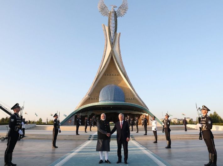 PM Narendra Modi with Uzbekistan president Mirziyoyev in Tashkent on August 29.
